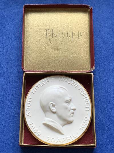 《竞宝斋》第484场 周日，周一，周二 3场连拍 （全场包邮）20级店铺 欢迎送拍 1939年德国艺术落榜生50大寿纪念巨型陶瓷章，金边勾勒超高浮雕及其厚重。带原盒。103.3克，88毫米