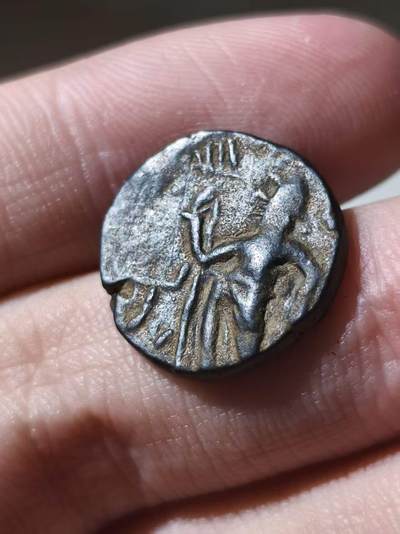 星盘世界钱币 5.2年度精品币大拍 一周年抽奖活动 印度 · 贵霜帝国  迦腻色伽一世，约公元127/8–152年  德拉克马铜币  正面  铭文巴克特里亚文：ÞAO ΚANηρKI  意为：“国王迦腻色伽”