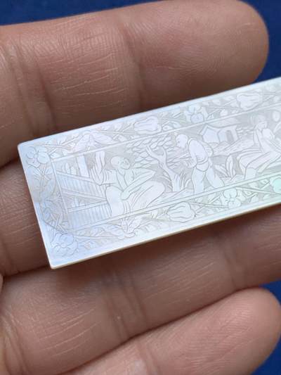 《竞宝斋》第484场 周日，周一，周二 3场连拍 （全场包邮）20级店铺 欢迎送拍 清代方型螺钿筹码，清工匠手工精雕出口至欧美贵族的贝母制品，东方韵味，珠光玉润，雕刻精美，4.9克，58.6*20.3mm。