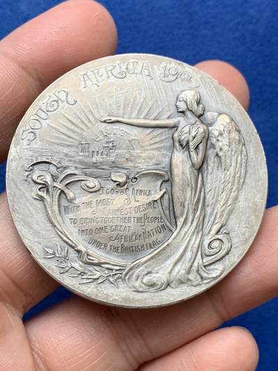 《竞宝斋》第484场 周日，周一，周二 3场连拍 （全场包邮）20级店铺 欢迎送拍 1903年英国首相张伯伦访问南非纪念镀银铜章，50.4毫米，53.55克。少见品种