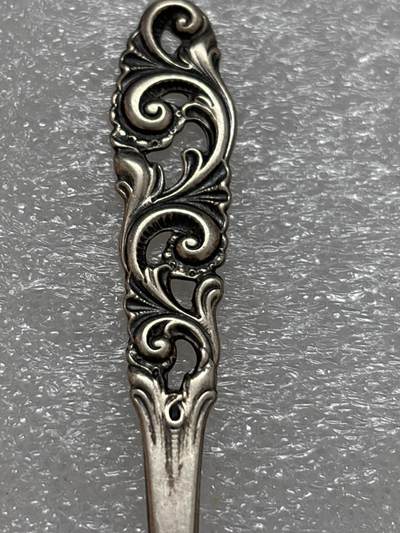 文馨钱币收藏第 302 场，国外回流老铜币，中东阿拉伯地区，拉美等国货币，30 号 1 号二连拍，长期接代拍业务，预计 4 月 4-5 号发货 欧洲回流 20 世纪中期挪威银勺子，含银量 830，重 10.8 克，长度 113.8mm，细节看图