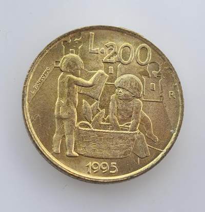 外国优质老铜币纪念币银币专场，周六晚上九点倒数截拍，满百包邮，节前出差在外，5月3日统一发货,可寄存半年，喜欢朋友微信扫描二维码可直接参拍 圣马力诺1995年儿童200 里拉流通纪念币，主题展现儿童劳作场景，背面刻有国名与 “LIBERTAS”（自由）字样，彰显其国家理念。