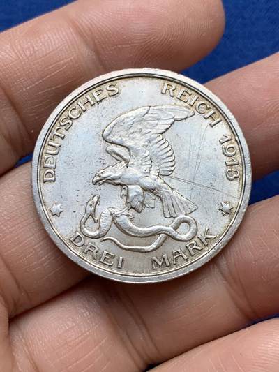 《竞宝斋》第484场 周日，周一，周二 3场连拍 （全场包邮）20级店铺 欢迎送拍 德国 1913年 普鲁士战胜拿破仑纪念3马克银币 双面光度非常好 可惜背面有划