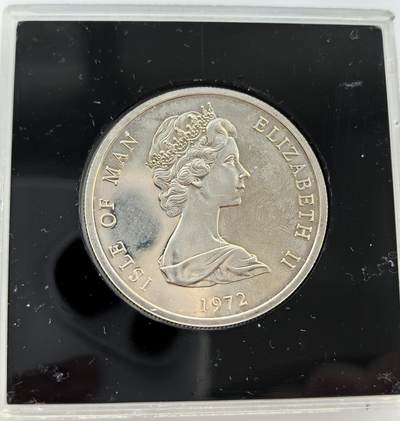 外国优质老铜币纪念币银币专场，周六晚上九点倒数截拍，满百包邮，节前出差在外，5月3日统一发货,可寄存半年，喜欢朋友微信扫描二维码可直接参拍 原装塑料盒马恩岛1972 年伊丽莎白二世与菲利普亲王银婚25 便士纪念币，纪念伊丽莎白二世与菲利普亲王结婚 25 周年（银婚），币面以王室纹章彰显庆典主题。