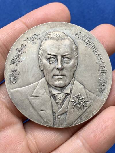 《竞宝斋》第484场 周日，周一，周二 3场连拍 （全场包邮）20级店铺 欢迎送拍 1903年英国首相张伯伦访问南非纪念镀银铜章，50.4毫米，53.55克。少见品种