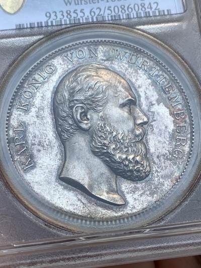 《竞宝斋》第484场 周日，周一，周二 3场连拍 （全场包邮）20级店铺 欢迎送拍 PCGS SP62 德国1881年符腾堡卡尔一世45mm大银章，镜面底板。此章为宫廷雕刻大师卡尔·施文策巅峰代表作，更是19世纪德国人像写实雕刻艺术的高峰。人像中眉骨细节表现尤为震撼，将卡尔一世国王的威严霸气表现得淋漓尽致，值得珍藏。亚军分，更高分仅一枚，评级数仅2枚入盒。加厚盒