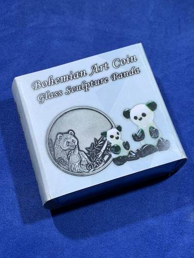 《竞宝斋》第484场 周日，周一，周二 3场连拍 （全场包邮）20级店铺 欢迎送拍 布基纳法索2016年波西米亚艺术系列-玻璃雕塑熊猫1000中非法郎带2个玻璃雕塑仿古银币 1盎司 999银 发行量1500枚 盒证全（塑料盒损坏） 盒证全（盒即证）