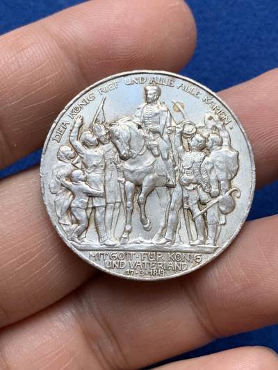 《竞宝斋》第484场 周日，周一，周二 3场连拍 （全场包邮）20级店铺 欢迎送拍 德国 1913年 普鲁士战胜拿破仑纪念3马克银币 双面光度非常好 可惜背面有划