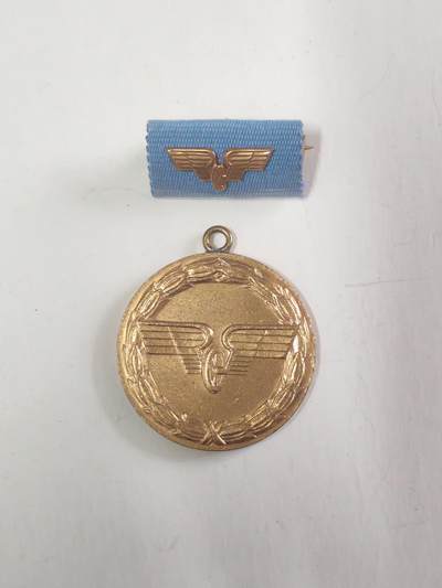 韵星假日军品类拍卖第56期  -- Rimey Holidays Militaria Auction 56 民主德国金级邮政部忠诚服务奖章 章头带略