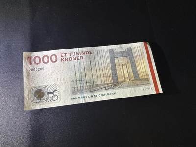 《外钞收藏家》第六百三十一期（五一假期场）（长期征集拍品、欢迎藏友们联系合作） 丹麦桥版1000克朗 全新UNC 无47尾520 一个角不绝