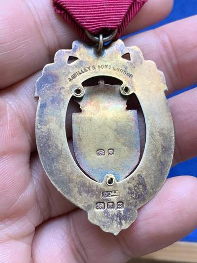 《竞宝斋》第484场 周日，周一，周二 3场连拍 （全场包邮）20级店铺 欢迎送拍 英国1934年皇家共济会慈善机构鎏金珐琅银章，工艺精美，背面有走狮925银标及伦敦狮头银标。总重约20克