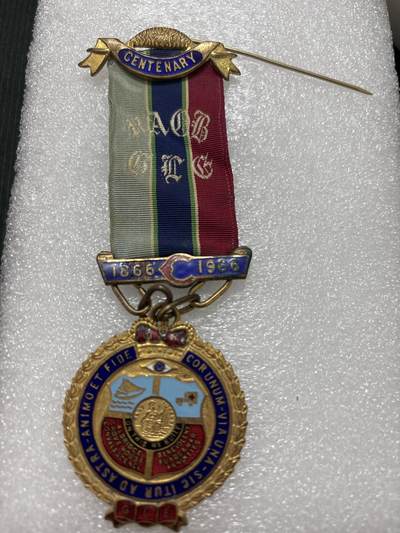 文馨钱币收藏第 302 场，国外回流老铜币，中东阿拉伯地区，拉美等国货币，30 号 1 号二连拍，长期接代拍业务，预计 4 月 4-5 号发货 1866-1966 年英国共济会百年纪念章，英国伯明翰造，详情看图，42.7 直径