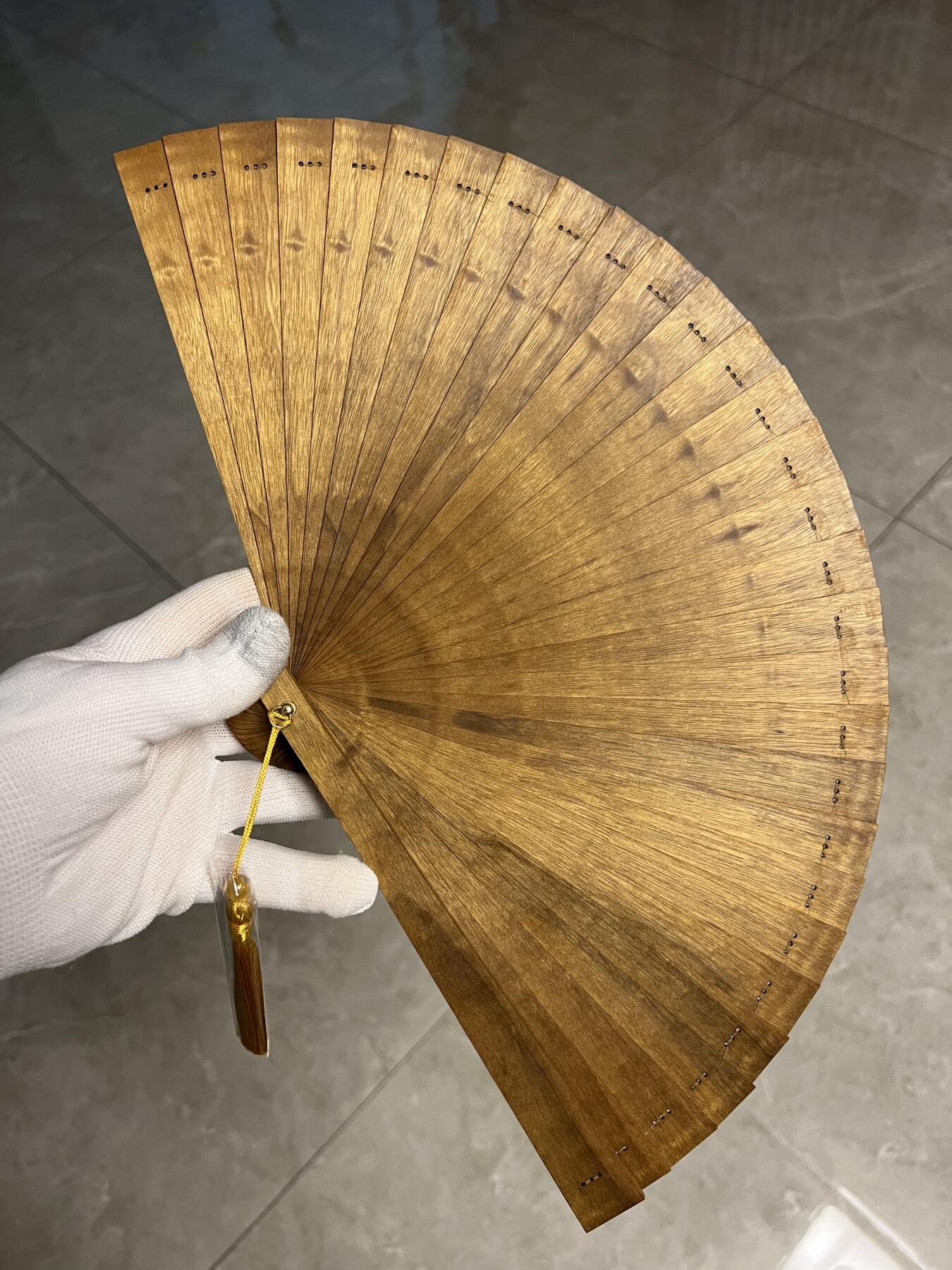 零元拍：金丝楠木苏扇，金光闪闪流光溢彩，药香扑鼻。一把小扇，伴着清香，陪您渡过清凉夏日。尺寸：21/2/4翼展：37.5CM。