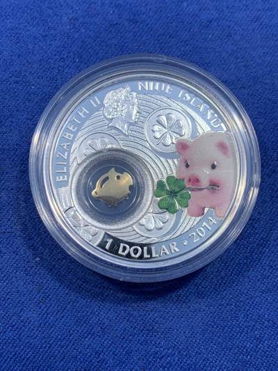 《竞宝斋》第484场 周日，周一，周二 3场连拍 （全场包邮）20级店铺 欢迎送拍 纽埃2014年幸运钱系列-小猪1元彩色镶嵌镀金镂空银猪精制银币 14.14克 999银 发行量3333枚 带证