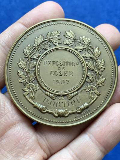 《竞宝斋》第484场 周日，周一，周二 3场连拍 （全场包邮）20级店铺 欢迎送拍 1907年法国科讷博览会纪念铜章 85克 56.5mm 三角铜标 带盒