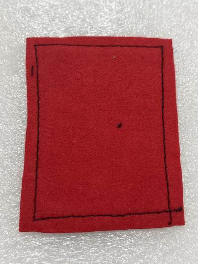 文馨钱币收藏第 302 场，国外回流老铜币，中东阿拉伯地区，拉美等国货币，30 号 1 号二连拍，长期接代拍业务，预计 4 月 4-5 号发货 沃本修道院的刺绣徽章  顶部有一顶金色的王冠/公爵冠 •  盾章上半部分有三只白色的扇贝形图案 •  盾章下半部分有一只红色的跃立狮子  沃本修道院位于英国英格兰贝德福德郡，是贝德福德公爵（Duke of Bedford）的家族宅邸。这座庄园始建于1145年，原为西多会修道院，后于16世纪解散修道院时期被赐予罗素家族，改建为私人宅邸。修道院及其周围的沃本野生动物园