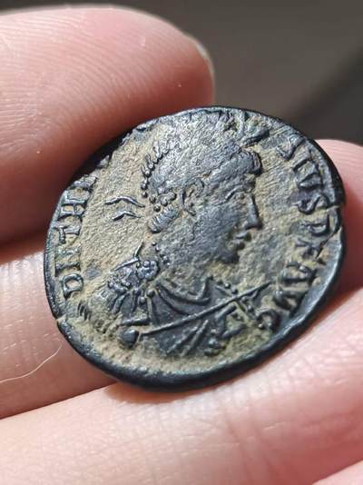 星盘世界钱币 5.2年度精品币大拍 一周年抽奖活动 美品！罗马帝国后期-最后的大一统时期 迪奥多西大帝戎装富力铜币 背面皇帝站立船头 旁边有胜利女神 以及一个奇特厂标 GLORIA ROMANORVM 铭文：光荣的罗马人 尼科米底亚造币