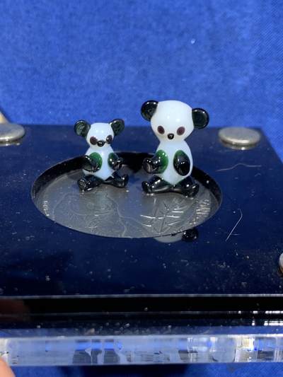 《竞宝斋》第484场 周日，周一，周二 3场连拍 （全场包邮）20级店铺 欢迎送拍 布基纳法索2016年波西米亚艺术系列-玻璃雕塑熊猫1000中非法郎带2个玻璃雕塑仿古银币 1盎司 999银 发行量1500枚 盒证全（塑料盒损坏） 盒证全（盒即证）