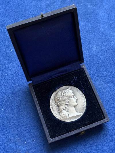 《竞宝斋》第484场 周日，周一，周二 3场连拍 （全场包邮）20级店铺 欢迎送拍 法国战争部长颁发银质纪念章 23克 35.6mm 丰饶角1银标 带盒