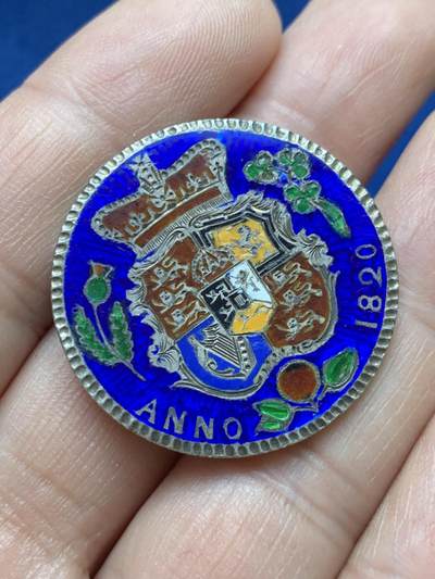 《竞宝斋》第484场 周日，周一，周二 3场连拍 （全场包邮）20级店铺 欢迎送拍 英国1820年乔治四世三花半克朗珐琅彩胸针，12.5克。珐琅彩莹蓝精美，细节很好，别针已去除。