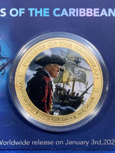 《竞宝斋》第484场 周日，周一，周二 3场连拍 （全场包邮）20级店铺 欢迎送拍 2026年1月3日由《加勒比海盗》影迷俱乐部全球同步发行“特朗普海盗”镀金彩色合金纪念章，以戏作化的方式，对特朗普政府在拉美及加勒比地区推行的政策进行深刻批判与谴责。其发行日期，正是特朗普政府单方面对委内瑞拉实施军事行动，抓捕该国总统马杜罗的同一天，具有强烈的批判主义象征意义。纪念章将特朗普的形象与海盗船长相融合，隐喻美国政府“以强凌弱、横取豪夺”的霸权行径，是对单边主义与掠夺性外交的有力讽刺。