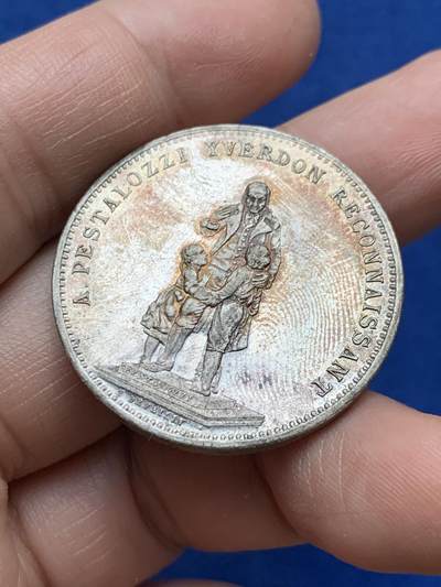 《竞宝斋》第484场 周日，周一，周二 3场连拍 （全场包邮）20级店铺 欢迎送拍 法国伊夫龙市镀银纪念章 纪念1890年教育家-佩斯塔洛齐雕像落成 17.4克 33.2mm