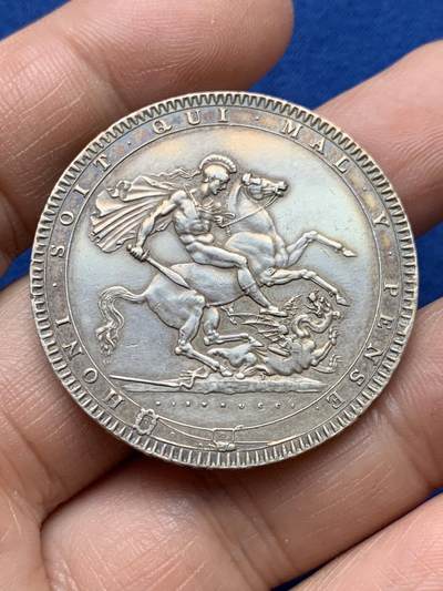 《竞宝斋》第484场 周日，周一，周二 3场连拍 （全场包邮）20级店铺 欢迎送拍 英国1820年乔治三世克朗 乔三马剑关门年份 目测为AU品相 细节见图