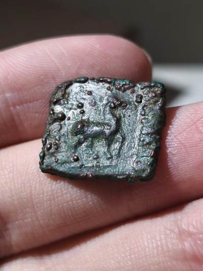 星盘世界钱币 5.2年度精品币大拍 一周年抽奖活动 非常少见！印度-斯基泰王国 毛伊斯（毛伊斯王），约公元前125–前85年  铜币塔克西拉造币厂  正面：希腊文铭文 ΒΑCΙΛΕΩC - MAYOY，马向右行走。