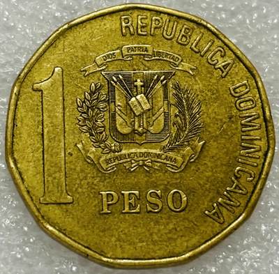 文馨钱币收藏第 302 场，国外回流老铜币，中东阿拉伯地区，拉美等国货币，30 号 1 号二连拍，长期接代拍业务，预计 4 月 4-5 号发货 多米尼加 1997 年1比索 国父杜阿尔特 十一边形 黄铜币 