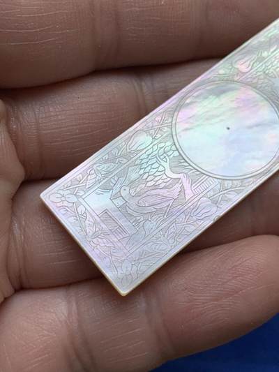 《竞宝斋》第484场 周日，周一，周二 3场连拍 （全场包邮）20级店铺 欢迎送拍 清代方型螺钿筹码，清工匠手工精雕出口至欧美贵族的贝母制品，东方韵味，珠光玉润，雕刻精美，4.9克，58.6*20.3mm。