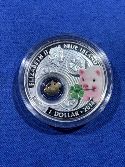 《竞宝斋》第484场 周日，周一，周二 3场连拍 （全场包邮）20级店铺 欢迎送拍 纽埃2014年幸运钱系列-小猪1元彩色镶嵌镀金镂空银猪精制银币 14.14克 999银 发行量3333枚 带证