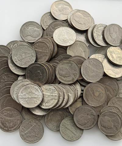 外国优质老铜币纪念币银币专场，周六晚上九点倒数截拍，满百包邮，节前出差在外，5月3日统一发货,可寄存半年，喜欢朋友微信扫描二维码可直接参拍 泰国普密蓬国王时期5泰铢100枚，正面为国王头像，背面是云石寺，自 1957 年起发行，长期作为泰国主流流通货币之一。