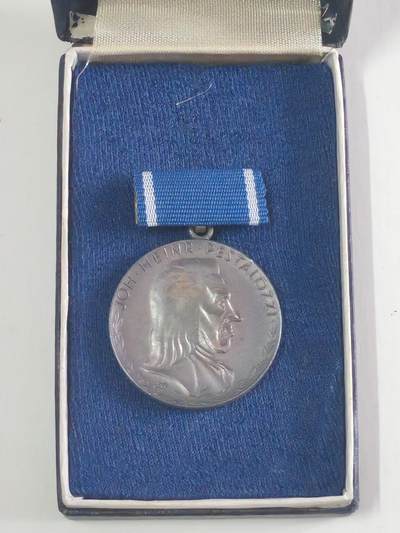 韵星假日军品类拍卖第56期  -- Rimey Holidays Militaria Auction 56 民主德国银级斐斯泰洛齐奖章带原盒