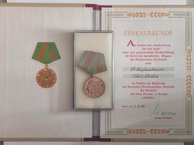 韵星假日军品类拍卖第56期  -- Rimey Holidays Militaria Auction 56 民主德国铜级内务部武装力量忠诚服务奖章带证带原盒 极早期无国徽版本