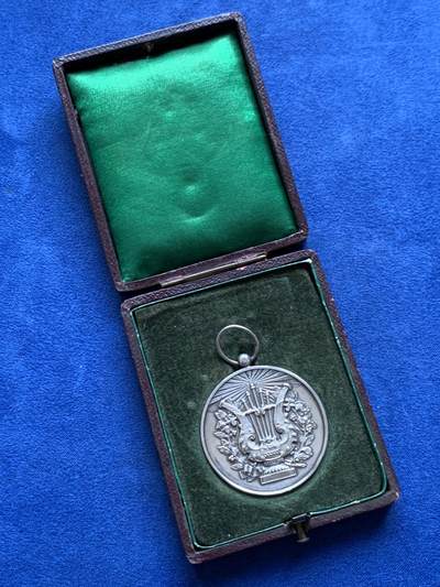 《竞宝斋》第484场 周日，周一，周二 3场连拍 （全场包邮）20级店铺 欢迎送拍 法兰西音乐节纪念银章 20.7克 37.8mm 菱形银标 带盒