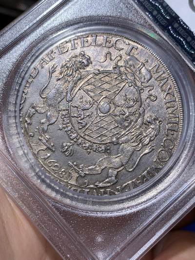 《竞宝斋》第484场 周日，周一，周二 3场连拍 （全场包邮）20级店铺 欢迎送拍 唯一冠军分 PCGS MS63 巴伐利亚1628年马克西米连一世银币 抱婴大泰勒银币 将近400年的出厂状态 加厚盒