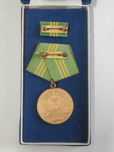 韵星假日军品类拍卖第56期  -- Rimey Holidays Militaria Auction 56 民主德国金级内务部武装力量忠诚服务奖章带原盒略