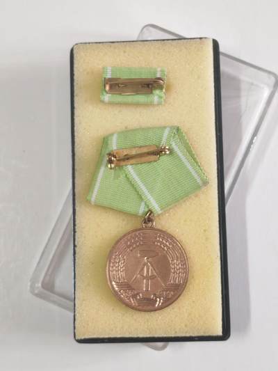 韵星假日军品类拍卖第56期  -- Rimey Holidays Militaria Auction 56 民主德国内务部武装力量杰出服务奖章带原盒略