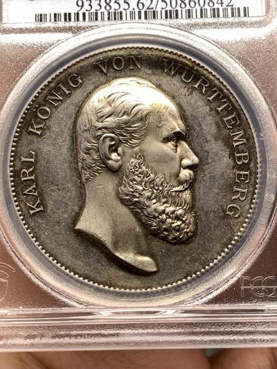 《竞宝斋》第484场 周日，周一，周二 3场连拍 （全场包邮）20级店铺 欢迎送拍 PCGS SP62 德国1881年符腾堡卡尔一世45mm大银章，镜面底板。此章为宫廷雕刻大师卡尔·施文策巅峰代表作，更是19世纪德国人像写实雕刻艺术的高峰。人像中眉骨细节表现尤为震撼，将卡尔一世国王的威严霸气表现得淋漓尽致，值得珍藏。亚军分，更高分仅一枚，评级数仅2枚入盒。加厚盒