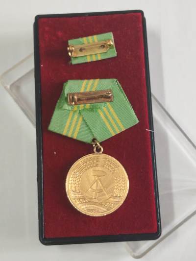 韵星假日军品类拍卖第56期  -- Rimey Holidays Militaria Auction 56 民主德国金级内务部武装力量忠诚服务奖章带原盒略