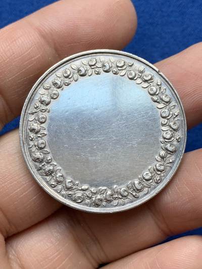 《竞宝斋》第484场 周日，周一，周二 3场连拍 （全场包邮）20级店铺 欢迎送拍 法国婚礼纪念银章，正面刻画由宗教女神见证的新人牵手场景，边缘铭文译“宗教将他们结合”，背面无刻字。直径：36mm，重：22g，神灯边铭。