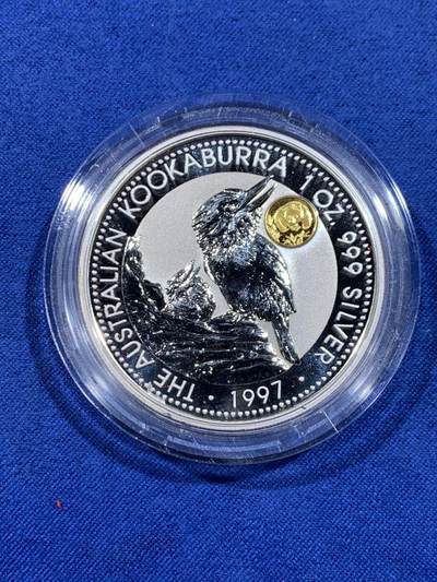 《竞宝斋》第484场 周日，周一，周二 3场连拍 （全场包邮）20级店铺 欢迎送拍 澳大利亚1997年笑翠鸟（带熊猫私印）1元带纯金私印银币  999银 1盎司 发行量1万5千枚 盒证全