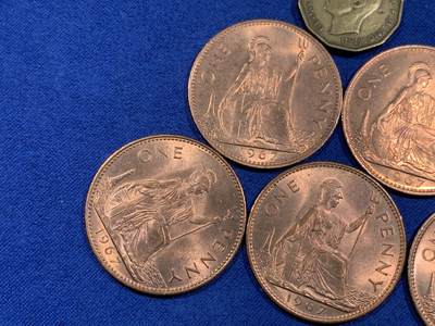 《竞宝斋》第484场 周日，周一，周二 3场连拍 （全场包邮）20级店铺 欢迎送拍 八枚一组 英国铜币 1967年伊丽莎白女王1便士6枚+1937年乔治六世3便士1枚+1966年伊丽莎白女王3便士1枚