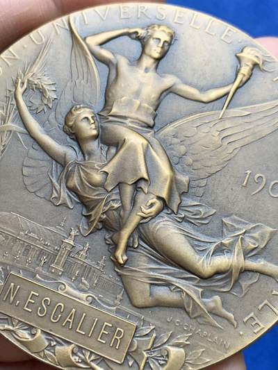 《竞宝斋》第484场 周日，周一，周二 3场连拍 （全场包邮）20级店铺 欢迎送拍 1900年法国巴黎世博会纪念大铜章 105.5克 63.5mm 丰饶角铜标 好品 带原盒