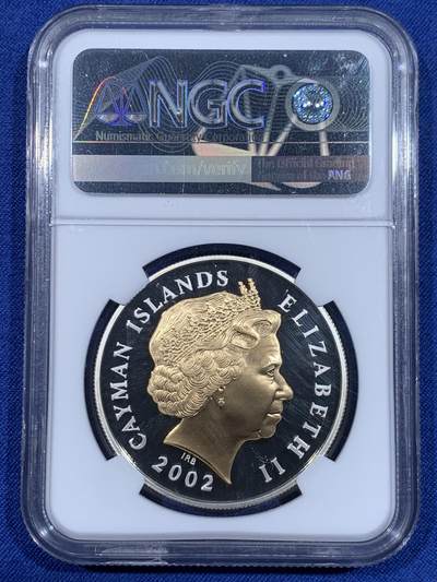 《竞宝斋》第484场 周日，周一，周二 3场连拍 （全场包邮）20级店铺 欢迎送拍 NGC PF69UC 开曼群岛2002年“英国王冠”镀金精制银币，币面王冠高浮雕，女王像镀金。