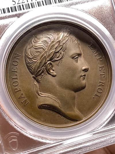 《竞宝斋》第484场 周日，周一，周二 3场连拍 （全场包邮）20级店铺 欢迎送拍 PCGS SP64 亚军分 法国1806年拿破仑进占柏林勃兰登堡门原铸铜章 巴黎造币厂极美巧克力包浆 纪念拿破仑神话版18天攻进柏林 著名的德意志象征细节刻画细腻 珍稀品种 仅一枚65分更高 加厚盒