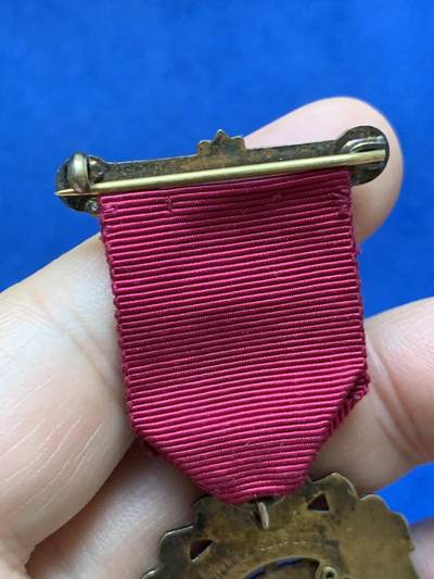 《竞宝斋》第484场 周日，周一，周二 3场连拍 （全场包邮）20级店铺 欢迎送拍 英国1934年皇家共济会慈善机构鎏金珐琅银章，工艺精美，背面有走狮925银标及伦敦狮头银标。总重约20克