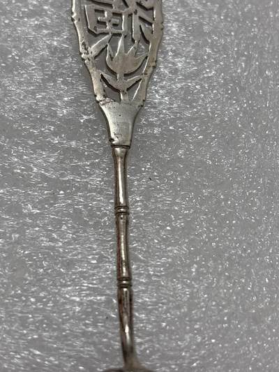 文馨钱币收藏第 302 场，国外回流老铜币，中东阿拉伯地区，拉美等国货币，30 号 1 号二连拍，长期接代拍业务，预计 4 月 4-5 号发货 欧洲回流福字竹节勺子，看成色像银的，找不到标在哪，重 11 克，长度 124.3mm