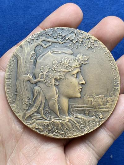 《竞宝斋》第484场 周日，周一，周二 3场连拍 （全场包邮）20级店铺 欢迎送拍 1900年法国巴黎世博会纪念大铜章 105.5克 63.5mm 丰饶角铜标 好品 带原盒