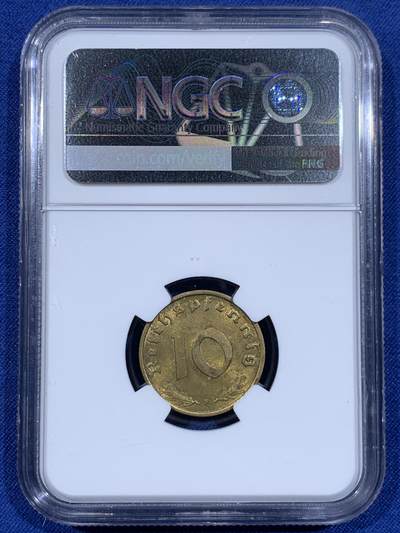 《竞宝斋》第484场 周日，周一，周二 3场连拍 （全场包邮）20级店铺 欢迎送拍 NGC MS63 德国1939F十芬尼黄铜币，十芬尼是这套非银的最大面值，状态很好，较少见一点的年份厂别